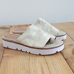 Gentle Souls by Kenneth Cole Gold Leather Lavern Sandals Size 9 New